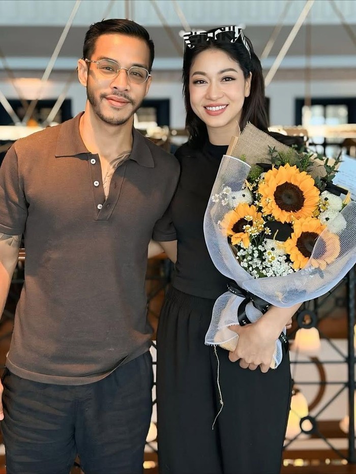 Kerenina Sunny wisuda S2 dan merayakan bareng keluarga.