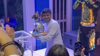 Meskipun tema ulang tahun Fadil bagaikan sultan Arab, kue ulang tahunnya tetap bertema anime loh. Kue dengan perpaduan warna krim putih biru itu dilengkapi hiasan karakter anime Demon Slayer. Foto: TikTok @sishacafe.indonesia