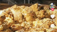 Salah satu menunya yaitu nasi mandi yang dilengkapi dengan potongan daging kambing besar-besar nih. Menggiurkan ya? Foto: TikTok @sishacafe.indonesia