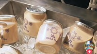Sebagai pelengkap, tersedia juga Boba Tea yang sudah dikemas dalam bentuk botolan. Minuman ini terdiri dari racikan teh susu dengan topping boba kenyal. Foto: TikTok @sishacafe.indonesia