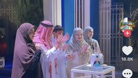 Kue tersebut lalu diletakkan di meja supaya Fadil dan keluarganya bisa meniup lilinnya bersama. Fadil pun dikelilingi oleh ibu, bapak, adiknya Dila, dan kakak iparnya, Miskah.Foto: TikTok @sishacafe.indonesia