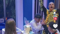 Di tengah acara, konten kreator komedi itu diberi kejutan lagi. Tiba-tiba muncul para penari sambil membawa kue ulang tahun spesial untuknya. Foto: TikTok @sishacafe.indonesia