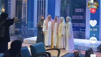 Keluarga influencer itu kumpul di Sisha Cafe menggunakan baju seperti abaya khas Arab. Begini potretnya ketika Fadil dan keluarga berfoto bersama. Foto: TikTok @sishacafe.indonesia