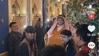 Acara ulang tahunnya digelar meriah dengan banyak hiburan dan makanan. Bahkan Fadil diangkat menggunakan tandu layaknya seorang raja saat memasuki area kafe. Foto: TikTok @sishacafe.indonesia