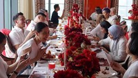 Meski tak mengundang banyak orang, acara makan siang di hari ulang tahunnya Kimmy berlangsung hangat. Foto: Instagram @kimmyjayanti