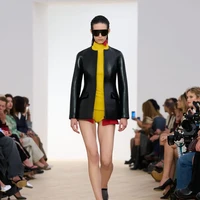 Sebuah lukisan karya Ellsworth Kelly dalam nuansa kuning dan merah menyambut para tamu, menjadi isyarat atas debut penuh sinar dan api dari duo desainer Jack McCollough dan Lazaro Hernandez. Dilansir dari WWD, kata “energi” berulang kali mereka ucapkan saat pratinjau, mencerminkan semangat baru yang mengalir setelah perjalanan panjang bersama label Proenza Schouler yang mereka dirikan.  (Foto: Dok. Loewe)