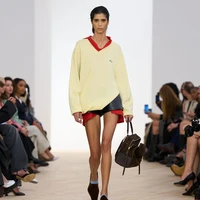 Kini, kedua pria asal Amerika Serikat itu menantang diri di bawah payung Loewe, rumah mode asal Madrid, Spanyol, yang sejak lama dikenal akan keahlian tangan (craftsmanship) dan keberanian bereksperimen dalam desain, jejak yang ditinggalkan Jonathan Anderson selama 11 tahun masa kepemimpinanny. (Foto: Dok. Loewe)