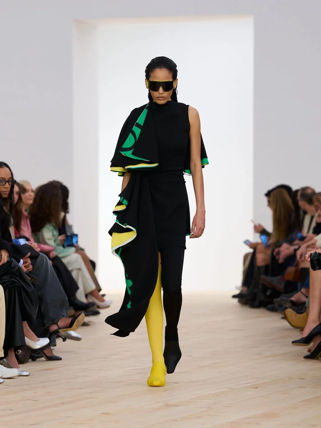 Debut McCollough dan Hernandez ini menandai arah baru Loewe: lebih kasual, sporty, dan berapi-api. Pertunjukan dibuka dengan jaket kulit berpotongan mulus menyerupai wetsuit terbuka—sebuah penghormatan pada semangat pantai dan musim panas. (Foto: Dok. Loewe)