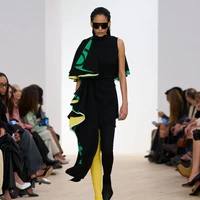 Debut McCollough dan Hernandez ini menandai arah baru Loewe: lebih kasual, sporty, dan berapi-api. Pertunjukan dibuka dengan jaket kulit berpotongan mulus menyerupai wetsuit terbuka—sebuah penghormatan pada semangat pantai dan musim panas. (Foto: Dok. Loewe)