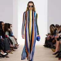 Tema laut terasa di seluruh koleksi: mini dress bertekstur handuk, topi visor ganda, serta T-shirt berkerut yang menampilkan permainan struktur dan bahan logam.(Foto: Dok. Loewe)