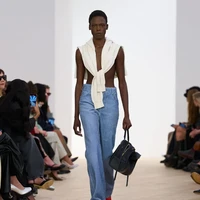 Mereka juga menampilkan kembali beberapa siluet kunci yang pernah dipopulerkan pendahulunya, seperti jeans dan mantel dari kulit tipis menyerupai bulu, hingga gaun kulit cetak tubuh yang berkesan “scuba-chic”. (Foto: Dok. Loewe)