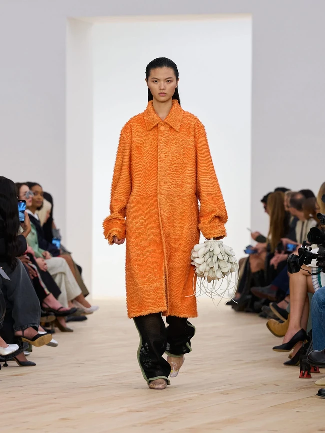 Sebelum merancang, keduanya menelusuri arsip Loewe, warisan rumah mode yang berdiri sejak 1846 sebagai pengrajin kulit dan pemasok bagi keluarga kerajaan Spanyol. Dari sana, mereka menemukan kekayaan sejarah yang kemudian mereka padukan dengan semangat kontemporer. (Foto: Dok. Loewe)