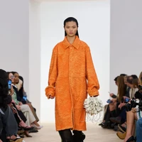 Sebelum merancang, keduanya menelusuri arsip Loewe, warisan rumah mode yang berdiri sejak 1846 sebagai pengrajin kulit dan pemasok bagi keluarga kerajaan Spanyol. Dari sana, mereka menemukan kekayaan sejarah yang kemudian mereka padukan dengan semangat kontemporer. (Foto: Dok. Loewe)