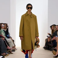 “Saya rasa yang selama ini kurang dari Loewe adalah elemen budaya Spanyol yang lebih terasa,” ujar Hernandez yang berdarah Kuba itu. “Kami ingin menghadirkan panasnya, sensualitasnya, kulit, tubuh—kebebasan berekspresi yang emosional, liar, dan membara.” (Foto: Dok. Loewe)