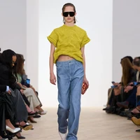 Meski menyalurkan semangat Spanyol, duo ini tetap mempertahankan gaya khas mereka sebagai ikon mode asal New York. “Kami orang Amerika, dan tidak bisa menyembunyikannya,” kata McCollough. “Ada cara berpakaian tertentu yang kami tumbuh bersamanya, dan kami ingin energi itu tetap ada.” (Foto: Dok. Loewe)