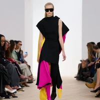 Elemen preppy khas Amerika pun hadir dalam bentuk rajutan V-neck yang dipelintir, sweater yang menjelma menjadi bra top, hingga kemeja bermotif yang ditumpuk bersama anorak berbentuk gelembung. (Foto: Dok. Loewe)