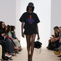 Aksesori menjadi primadona tersendiri. Tas Amazona dengan satu pegangan yang tampak longgar, sepatu loafers berwarna primer yang mengilap, hingga sepatu kitten heels transparan yang dipadukan dengan kaus kaki mini warna-warni—perpaduan eksentrik yang menyegarkan. (Foto: Dok. Loewe)