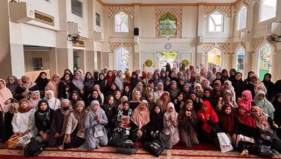 Kebersamaan peserta kajian Sisterfillah Bandung di Masjid Nurul Huda. Foto: Instagram @sisterfillah_bdg