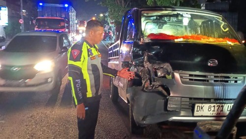 Kondisi mobil pikap yang terlibat adu jangkrik dengan motor di Jalan Denpasar-Singaraja, Banjar Kukub, Desa Perean Tengah, Baturiti, Tabanan, Bali, Senin (20/10/2025) malam. (Foto: Dok. Polres Tabanan)