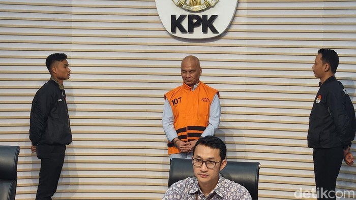 KPK selesai memeriksa Komisaris Utama (komut) PT Inti Alasindo Energi, Arso Sadewo (AS) terkait kasus kasus dugaan tindak pidana korupsi di PT Perusahaan Gas Negara (PGN) (Adrial/detikcom)