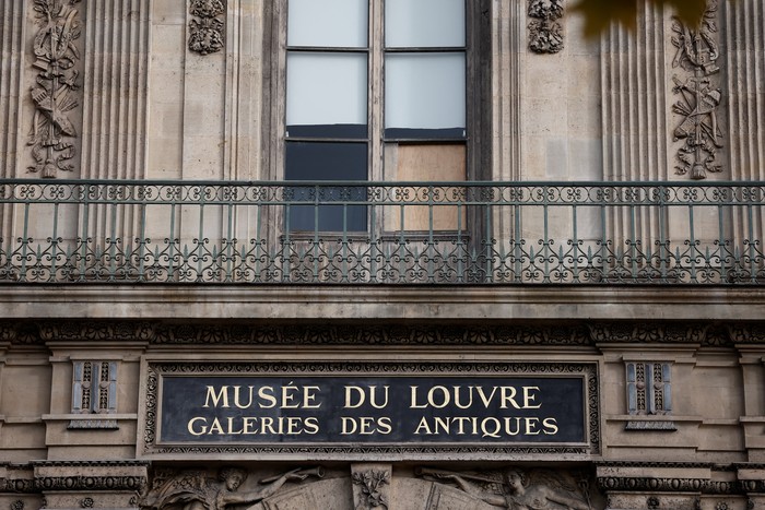 Lokasi Pembobolan Louvre Jadi Daya Tarik Wisata Baru di Paris People take a selfie in front of a broken window protected by a wooden panel at the Louvre Museum as the museum remains closed the day after a spectacular jewel heist by thieves who broke into the landmark by using a crane and smashing an upstairs window, stealing priceless jewelry from an area that houses the French crown jewels before escaping on motorbikes, in Paris, France, October 20, 2025. REUTERS/Benoit Tessier TPX IMAGES OF THE DAY