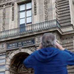 Art Dealer dari Inggris Ngaku Dihubungi Pencuri Perhiasan Museum Louvre
