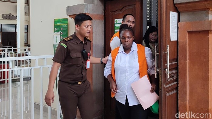 Lungile Ntombenhile Mzimela (32) asal Afrika Selatan yang tersandung kasus narkotika saat menjalani sidang di Pengadilan Negeri (PN) Denpasar, Selasa (21/10/2025).