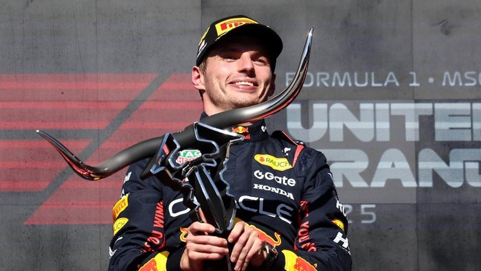 Formula One F1 - United States Grand Prix - Circuit of the Americas, Austin, Texas, U.S. - October 19, 2025 Red Bulls Max Verstappen celebrates with a trophy on the podium after winning the United States Grand Prix REUTERS/Jakub Porzycki