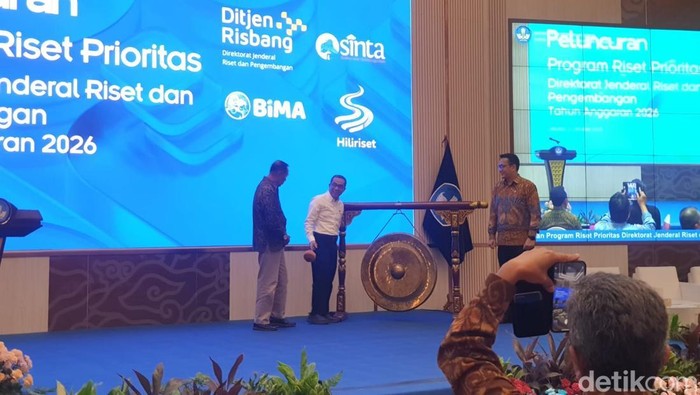 Mendiktisaintek Brian Yulliarto (tengah), Wamendiktisaintek Fauzan (kiri), dan Dirjen Risbang Kemdiktisantek Fauzan Adziman (kanan) meresmikan Program Riset Prioritas 2026.