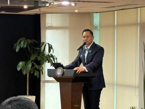 AHY Buka Suara soal Proyek Jalan Trans Papua