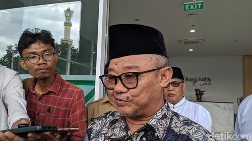 Menteri Pendidikan Dasar dan Menengah Indonesia Bakal Abdul Muti saat berkunjung ke Bank NTB Syariah di Mataram, Selasa (21/10/2025). (Ahmad Viqi/detikBali)