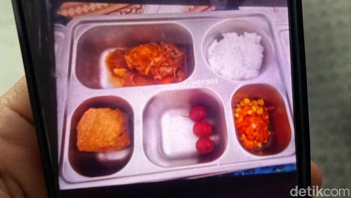 Menu makanan bergizi gratis yang diduga sebabkan 40 anak SMPN 33 Banjarmasin keracunan. Foto: Khairun Nisa/detikKalimantan Menu makanan bergizi gratis yang diduga sebabkan 40 anak SMPN 33 Banjarmasin keracunan. Foto: Khairun Nisa/detikKalimantan