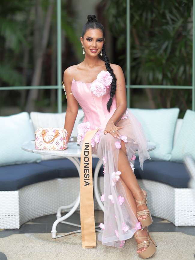 Sebagai finalis, Vina mengikuti berbagai kegiatan, termasuk pemotretan dan gala dinner. Wanita 26 tahun ini kerap menampilkan gaya busana glamor nan seksi, tapi tetap terkesan elegan. Foto: Instagram/@vinanggisitorus