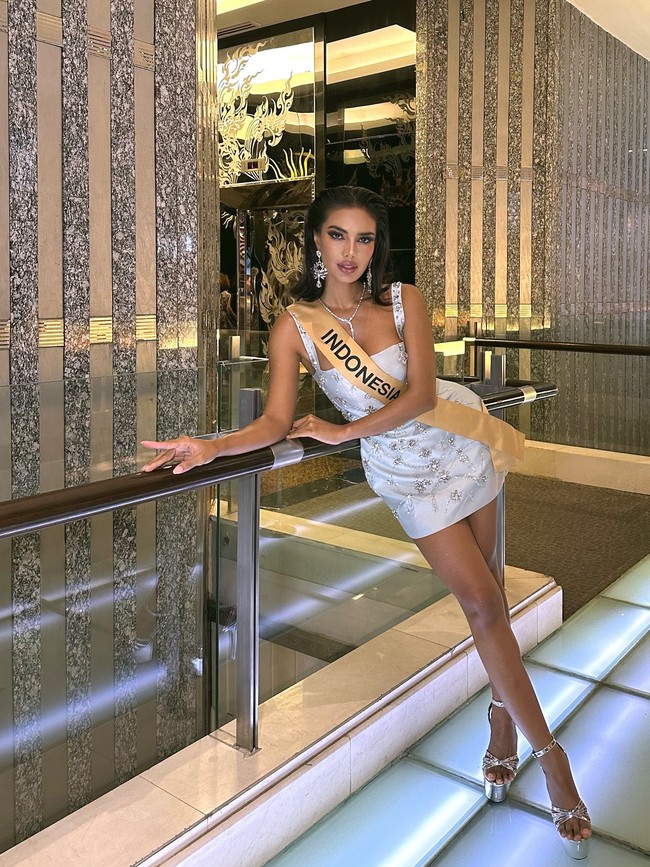 Pada salah satu kegiatan karantina, Vina memilih mini dress berhiaskan kristal silver yang mempertegas lekuk tubuhnya. Potongan square neckline dan detail embellishment di seluruh gaun menampilkan kemewahan. Foto: Instagram/@vinanggisitorus