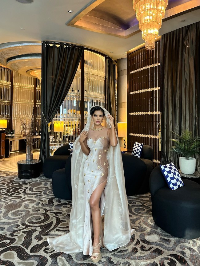 Untuk sesi foto dan event khusus, Vina memancarkan aura royalty glamour lewat gaun sheer berwarna champagne dengan sentuhan bordir emas dan cape panjang. Potongan korset yang membentuk tubuh serta detail applique di seluruh gaun memberikan kesan mewah, seolah ia adalah ratu modern di istana kontemporer. Foto: Instagram/@vinanggisitorus