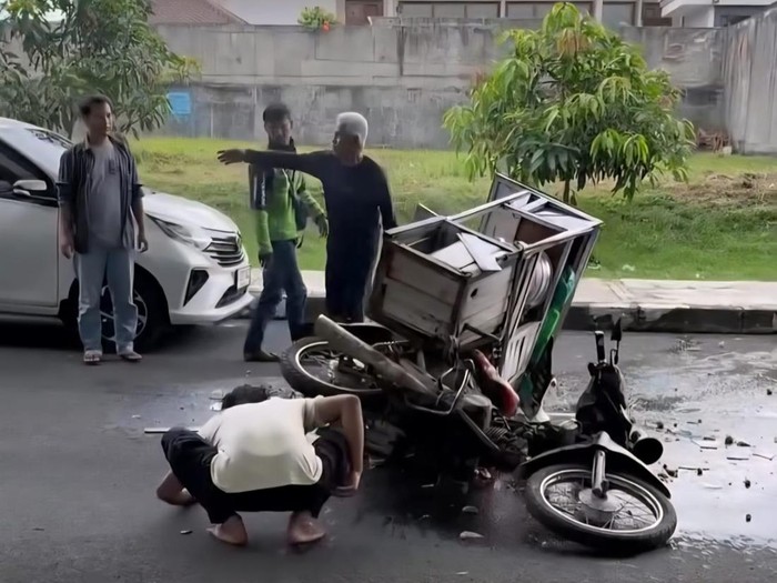 Motor pedagang bakso keliling kecelakaan usai hindari truk di Yasmin, Bogor Barat, Kota Bogor. Kecelakaan mengakibatkan pedagang tersiram kuah bakso panas. (dok Istimewa)
