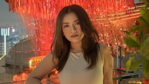 Penampilan barunya langsung mencuri perhatian, Nathalie Holscher terlihat makin glowing dan percaya diri. Foto: Instagram Nathalie Holscher