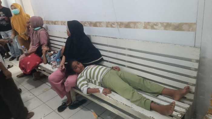 Para siswa diduga keracunan MBG di rawat di Puskes Kairatu.