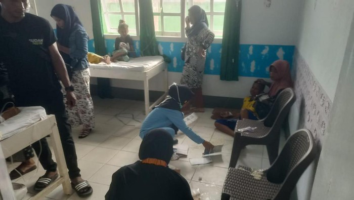 Para siswa diduga keracunan MBG dirawat di Puskesmas Kairatu.