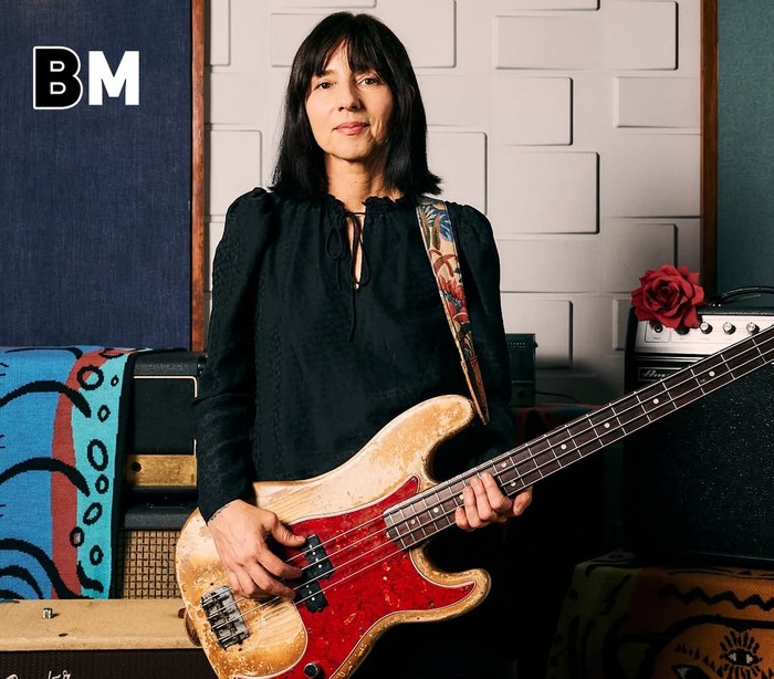 Paz Lenchantin, bassis berbakat, jadi idola di dunia musik.