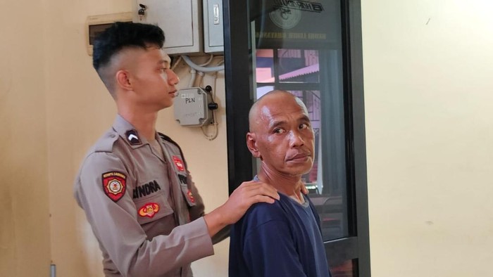 Pelaku pembacokan mantan istri saat diperiksa polisi di Kuningan.