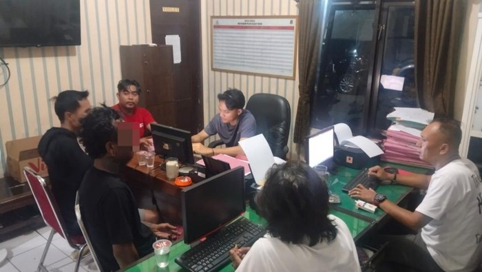 Pelaku kasus pengeroyokan anggota Satpol PP Cilacap diamankan petugas kepolisian, Selasa (21/10/2025).
