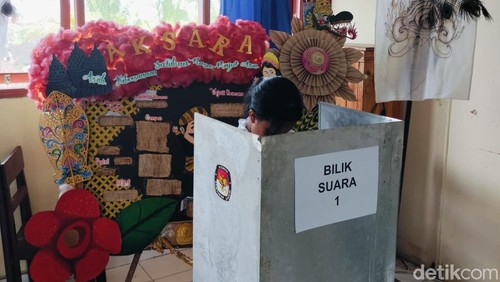 Proses pencoblosan calon Ketua OSIS SMAN 1 Tabanan selayaknya tahapan Pemilu di sekolah setempat, Selasa (21/10/2025). /Krisna Pradipta