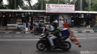 Menurut data, praktik penyalahgunaan izin sewa kios terjadi hampir di semua blok kios Pasar Barito. Di Blok JS25, yang merupakan area perdagangan hewan peliharaan, misalnya, 68,2% atau 58 dari total 85 kios dikuasai hanya oleh 17 pedagang.