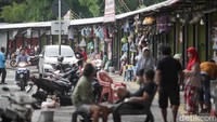 Relokasi ini imbas proyek revitalisasi Taman Bendera Pusaka yang menggabungkan Taman Ayodya, Taman Langsat, dan Taman Leuser. Di tengah rencana relokasi, Dinas PPKUKM DKI Jakarta mengungkap praktik penyalahgunaan izin sewa kios di Pasar Barito. Dari total 158 kios, sebanyak 58,9% atau 93 kios ternyata dikuasai segelintir pedagang dan disewakan kembali kepada pedagang kecil.