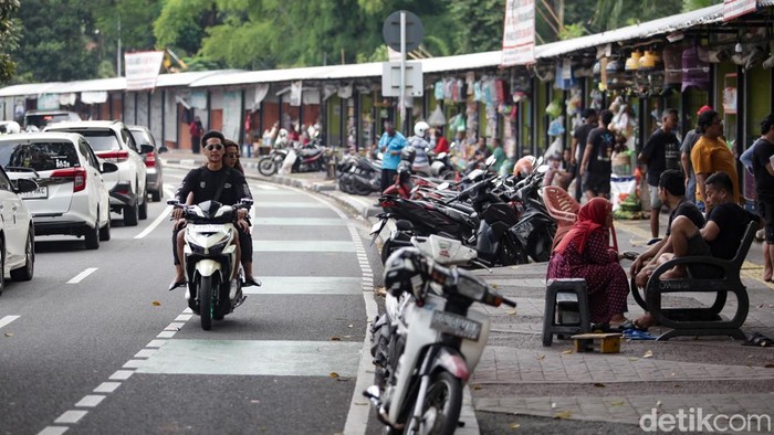 Pemprov DKI Klaim Ada 'Mafia Kios' di Pasar Barito Pedagang burung Pasar Barito, Jakarta, masih bertahan di tengah kabar relokasi ke Lenteng Agung. Berdasarkan pantauan, Selasa (21/10/2025), terdapat berbagai spanduk penolakan relokasi dari pedagang.