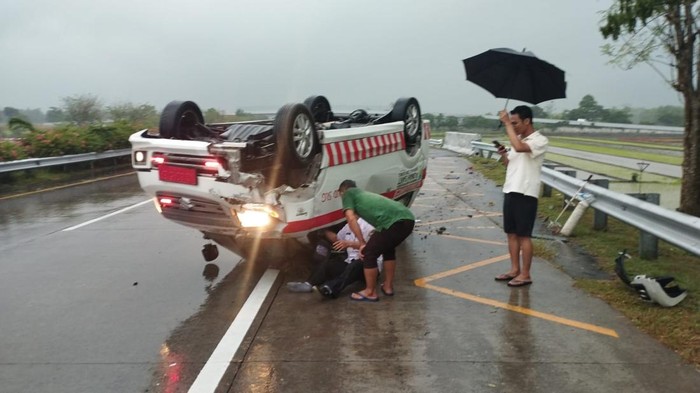 Penampakan ambulans terbalik di Tol Jombang