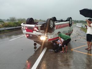 Ambulans Terbalik di Tol Jombang gegara Aquaplaning, 5 Orang Luka