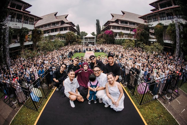 Penampilan penyanyi Sivia Azizah konser dengan konsep skena syari.