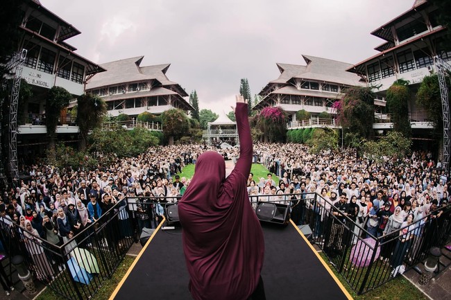 Penampilan penyanyi Sivia Azizah konser dengan konsep skena syari.